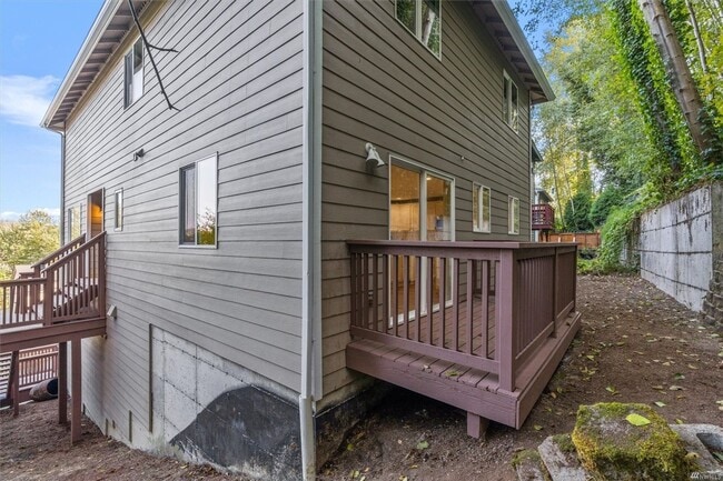 Building Photo - Wide open Eastern views from this near 3,000 sqft house, perched in the trees.