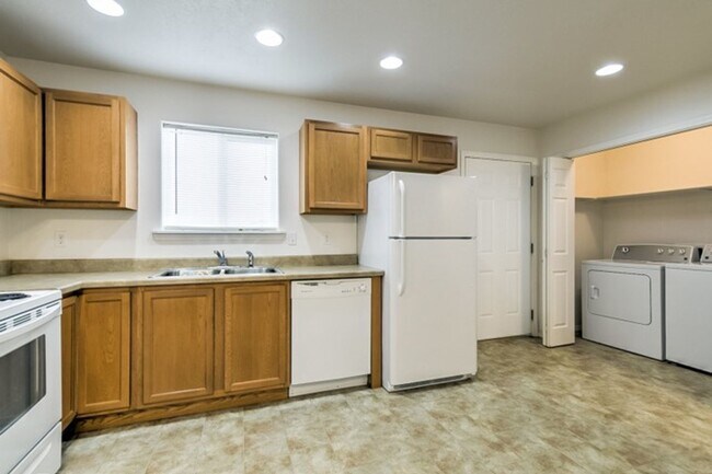 Building Photo - 447 N Haskett St