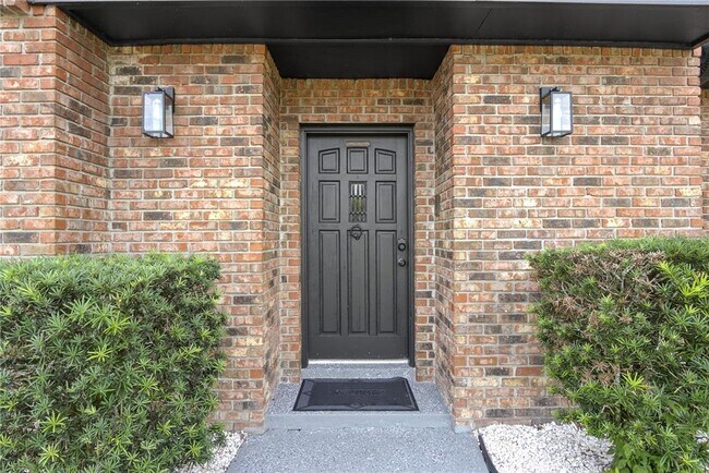 Building Photo - 2540 Albany Dr