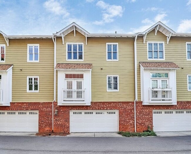 Building Photo - Beautiful 3BD/2.5BA Townhome