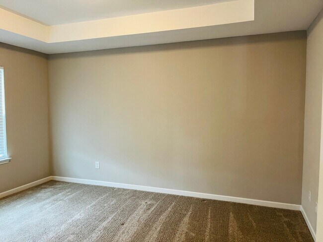 Building Photo - WOW! 5 bed, 4 full baths, brick exterior, ...