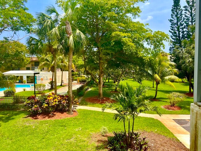 Building Photo - 5155 E Sabal Palm Blvd