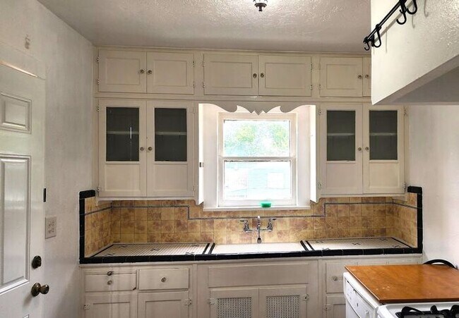 Building Photo - 2 bed 1 bath 1 car garage upstairs duplex in Miller's Boulevard Addition of OKC