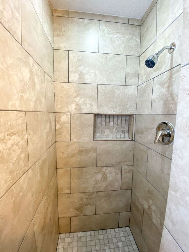 Building Photo - Large 3 bed, 2 bath home near Raines and I...
