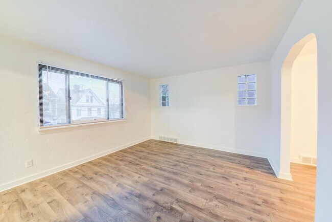 Building Photo - Amazing 3 bedroom home in South side available May 1!