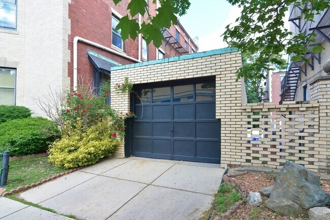 Building Photo - 923 Beacon St