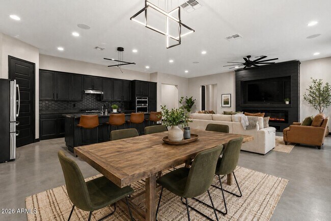 Building Photo - 14144 W Smoketree Dr