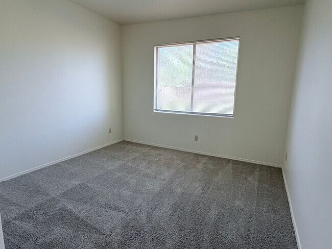 Building Photo - *AVAILABLE NOW* Gorgeous 3 bed/2 bath home in private gated Tanque Verde community!!!