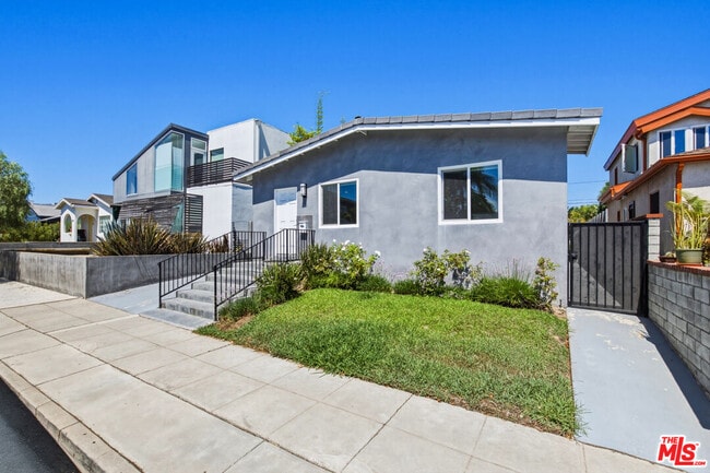 Building Photo - 869 Warren Ave
