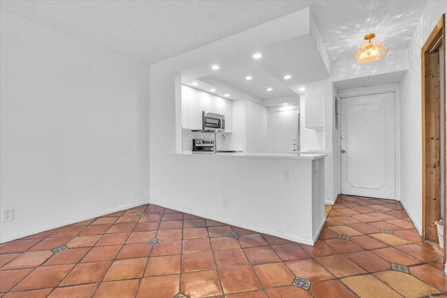 Building Photo - 6000 N Ocean Blvd