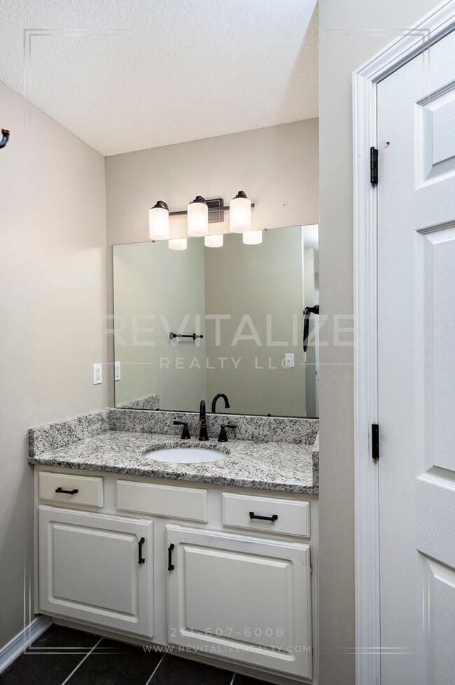 Building Photo - Gorgeous 3 Bed 2 Bath Brick Cottage on Corner Lot