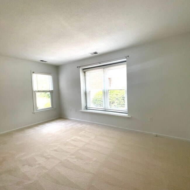 Building Photo - 7594 Lakeside Village Dr