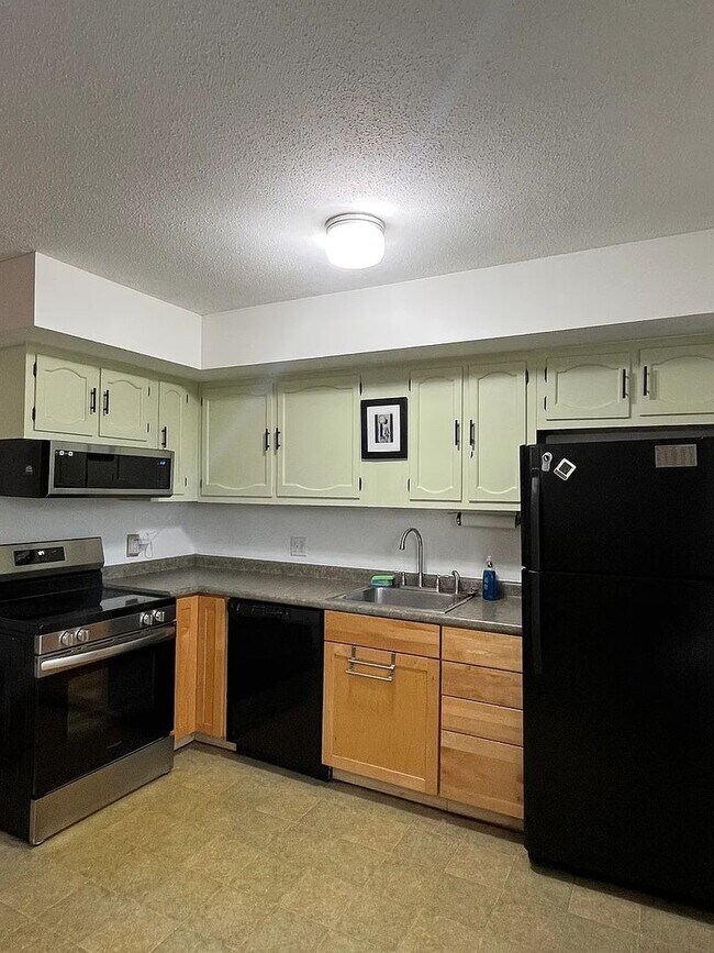 Building Photo - Bright, Updated 2-Bedroom in Prime Burlington Location — Available Now!