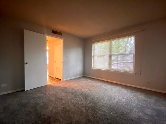 Building Photo - 1 Bedroom/ 1 Bath with Easy access to I-25...