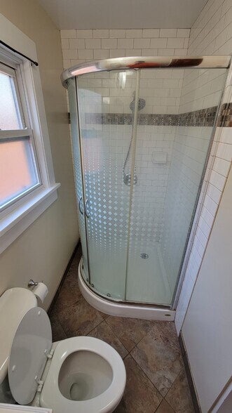 Shower - 875 Harding Ave