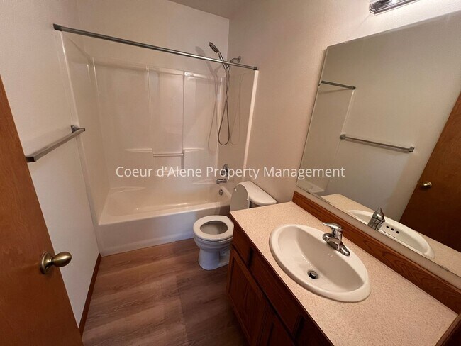 Building Photo - 1135/1137/1139 W Sumac