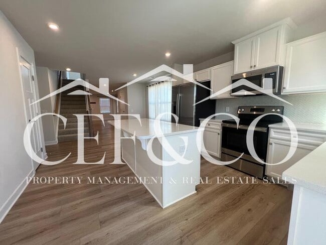 Building Photo - Spacious Townhome available in Spartanburg's East Side