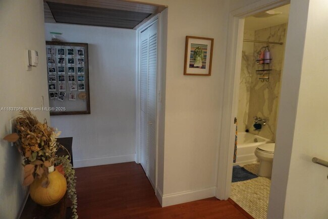 Building Photo - 1408 Brickell Bay Dr