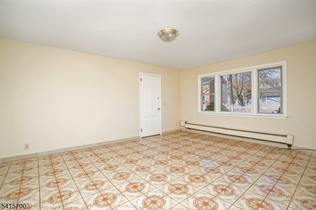 Building Photo - 27 Ashwood Ave