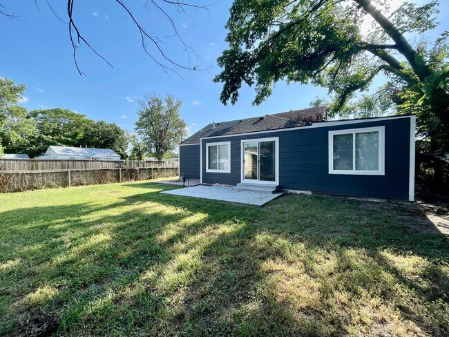 Building Photo - Large 3 Bedroom Remodeled Home