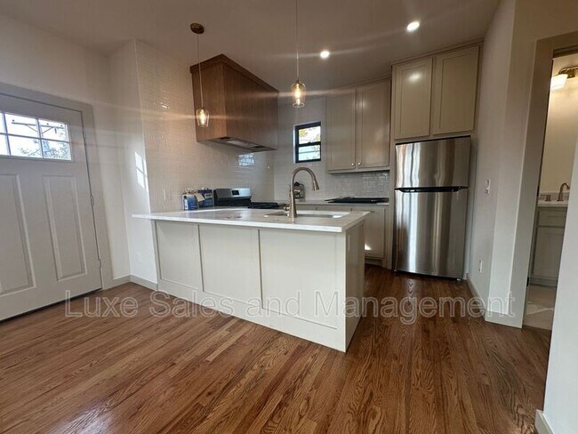 Building Photo - 911 NE 16th St