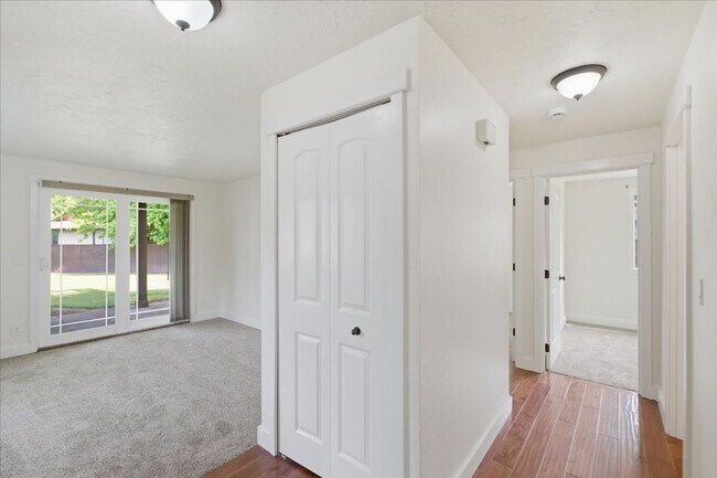 Building Photo - 2864 Newton Pl