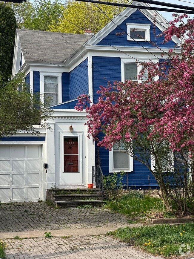 Building Photo - Furnished University area large 4 bedroom ...