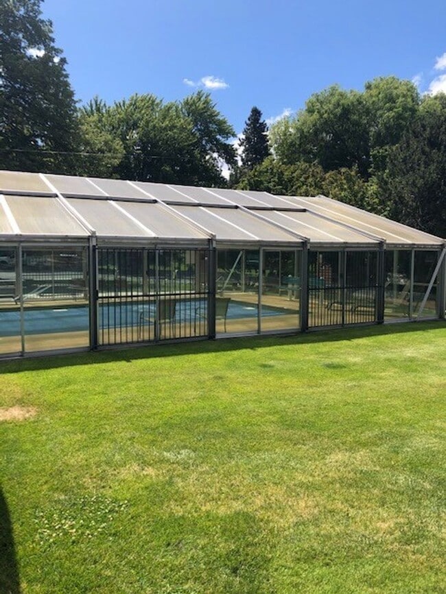 Building Photo - Large Studio Condo on Deschutes w/river trail access, minutes to downtown, heated pool, and cover...