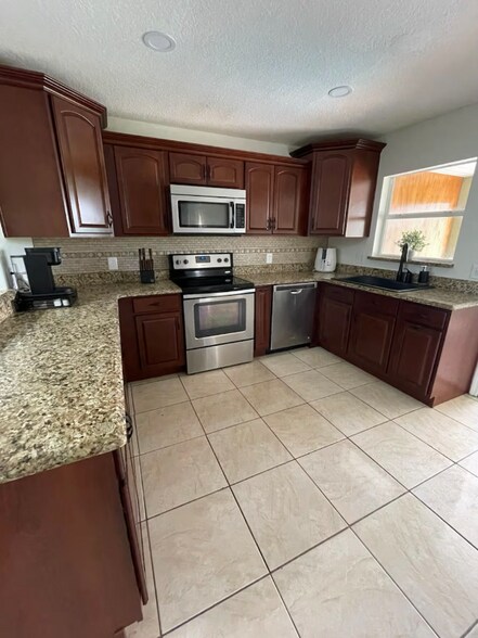 Building Photo - 1115 Normandy Dr