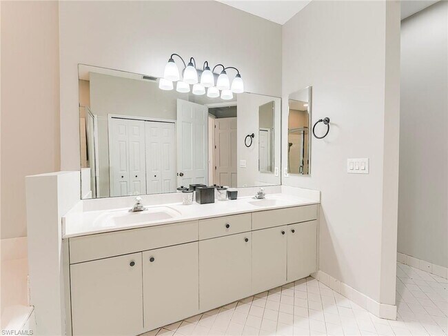 Building Photo - Turnkey 2-bedroom plus den villa, perfectly situated to capture stunning golf course and lake vie...