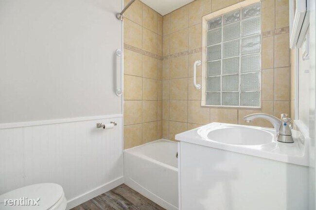 Building Photo - 2 br, 1 bath Duplex - 4214 Branch Ave