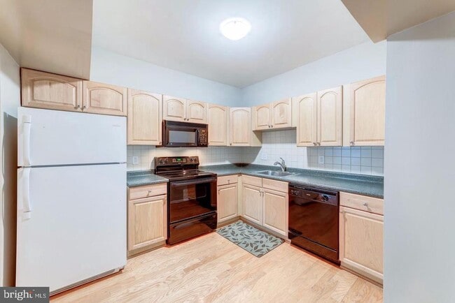 Building Photo - 7938 Bentley Village Dr