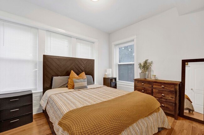 Building Photo - 3226 W Potomac Ave