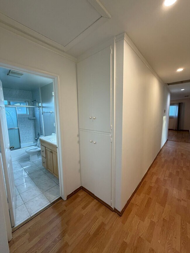 Building Photo - 3 Bedroom 2 Bath Home With Ample Storage