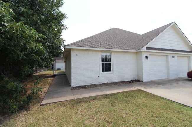 Building Photo - 1304 Commerce Dr