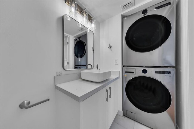 Building Photo - 3500 Mystic Pointe Dr