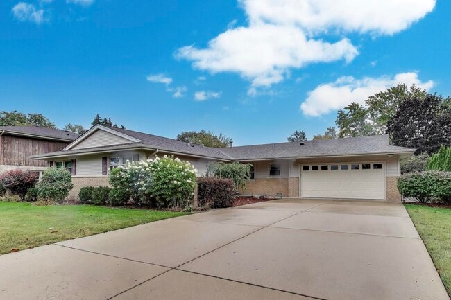 Primary Photo - 933 Garden Ln