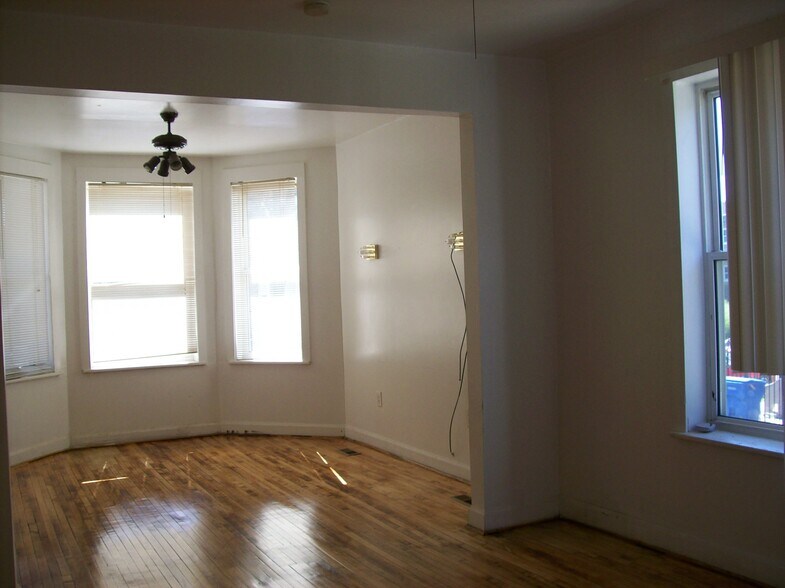Building Photo - 1420 S Central Park Ave