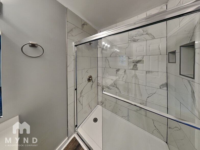 Building Photo - 1290 Elizabeth Ave SW