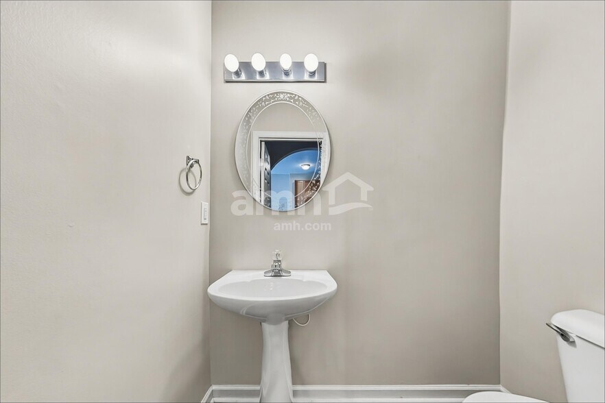 Building Photo - 204 Annesbury Ln