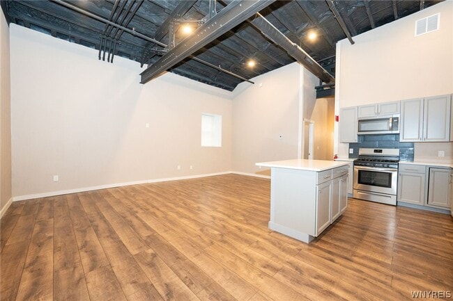 Building Photo - 2335 Main St