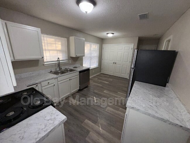 Building Photo - 3424 Fairfield Rd