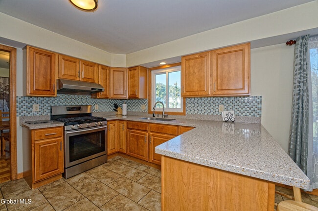 Building Photo - 5 Shamrock Cir