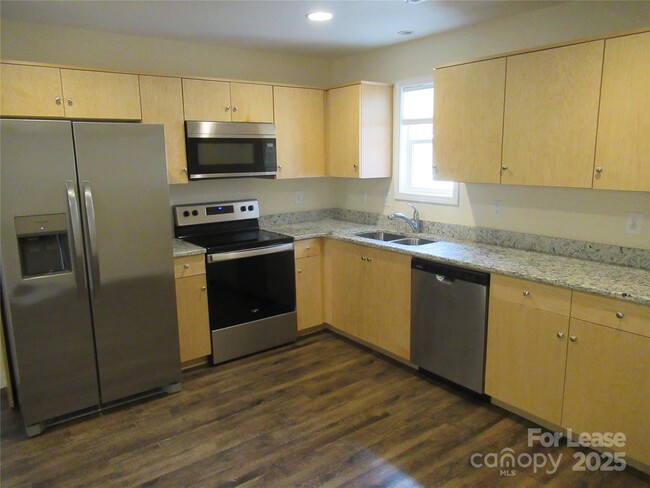 Building Photo - 3784 English Oak Dr