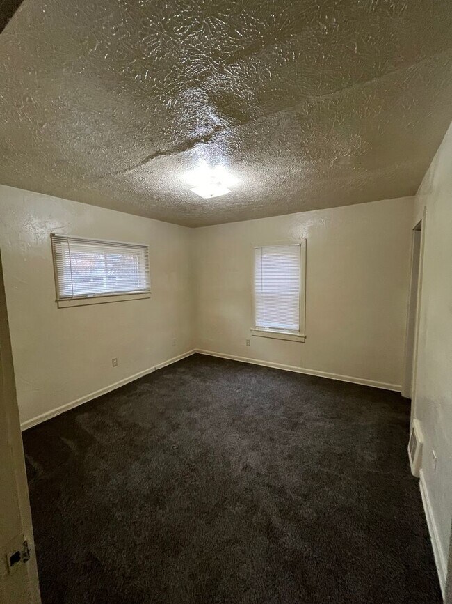 Building Photo - 72 E Mapledale Ave