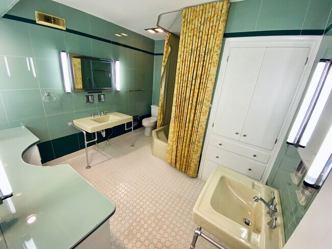 Building Photo - Remodeled Westgate Home with Attached Prof...