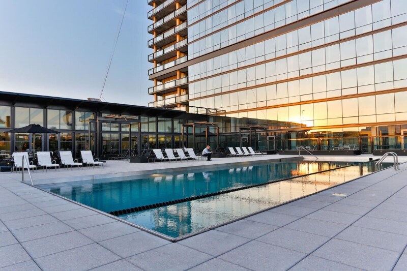 Building Photo - 832 W Blackhawk St