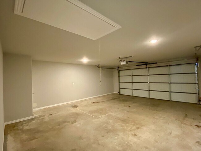 Building Photo - Lovely 3 Bedroom Home Ready NOW! Pets Welc...