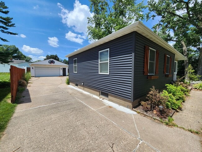 Building Photo - 4 Bedroom in East Moline  MUST SEE!!!