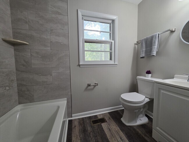 Building Photo - 4204 Lakeview Dr NW